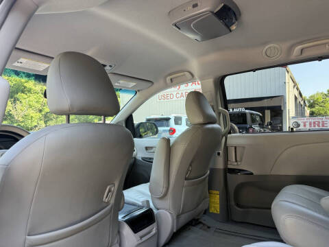 2013 Toyota Sienna LE 8-Passenger
