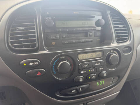2004 Toyota Sequoia SR5