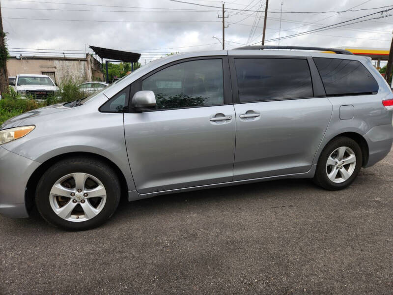 2013 Toyota Sienna L photo 13