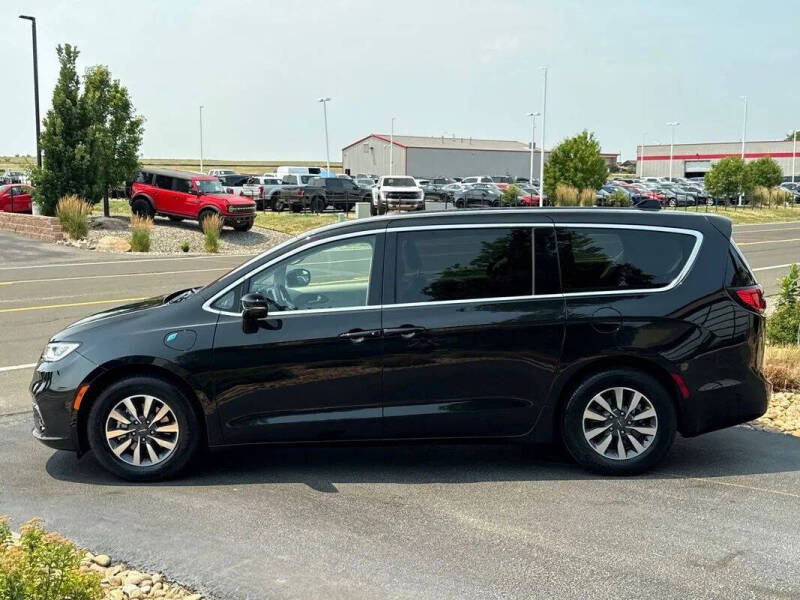 2024 Chrysler Pacifica Plug-In Hybrid Select