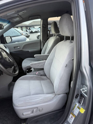 2015 Toyota Sienna LE 8-Passenger