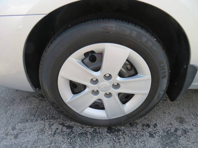 2009 Kia Rondo LX