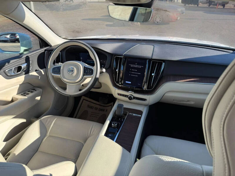 2022 Volvo XC60 B5 Momentum