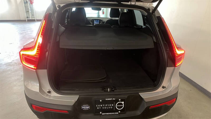 2025 Volvo XC40 B5 Core Bright Theme