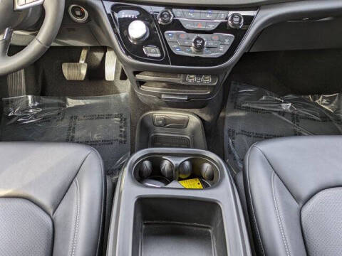 2025 Chrysler Voyager LX