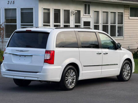 2014 Chrysler Town and Country Touring-L