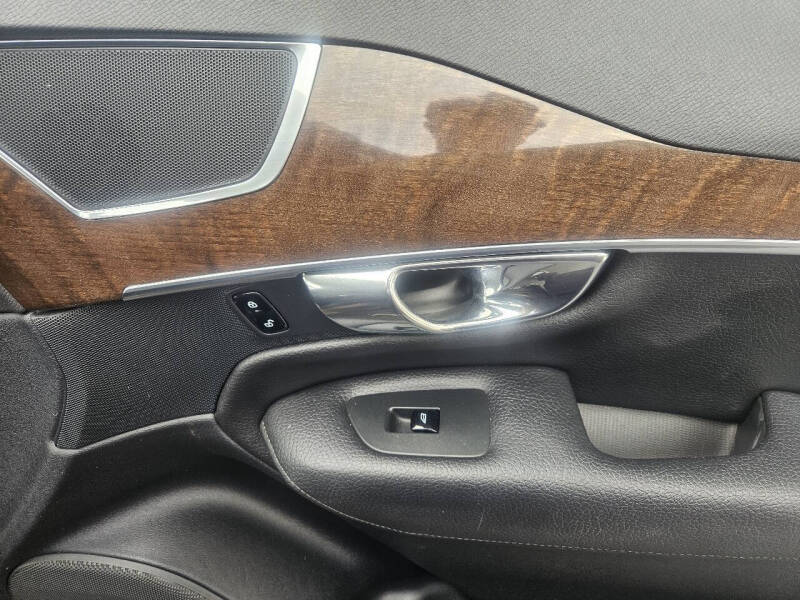 2016 Volvo XC90 T6 Momentum