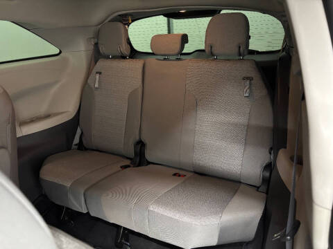 2022 Toyota Sienna LE 8-Passenger