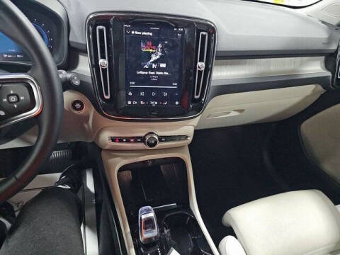 2023 Volvo XC40 B5 Plus Bright Theme