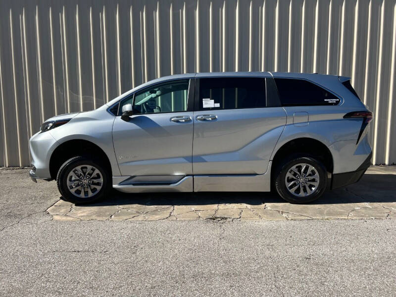 2024 Toyota Sienna LE 8-Passenger