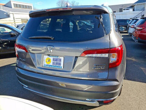 2022 Honda Pilot Touring w/Rear Captain's Chairs