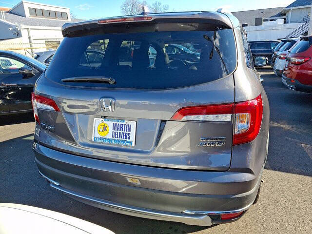 2022 Honda Pilot Touring w/Rear Captain's Chairs