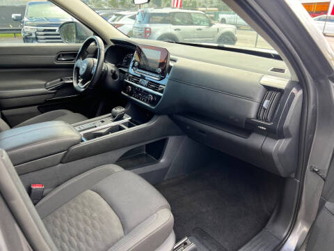 2024 Nissan Pathfinder SV