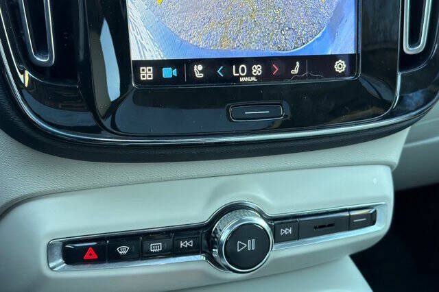 2023 Volvo XC40 B5 Plus Dark Theme