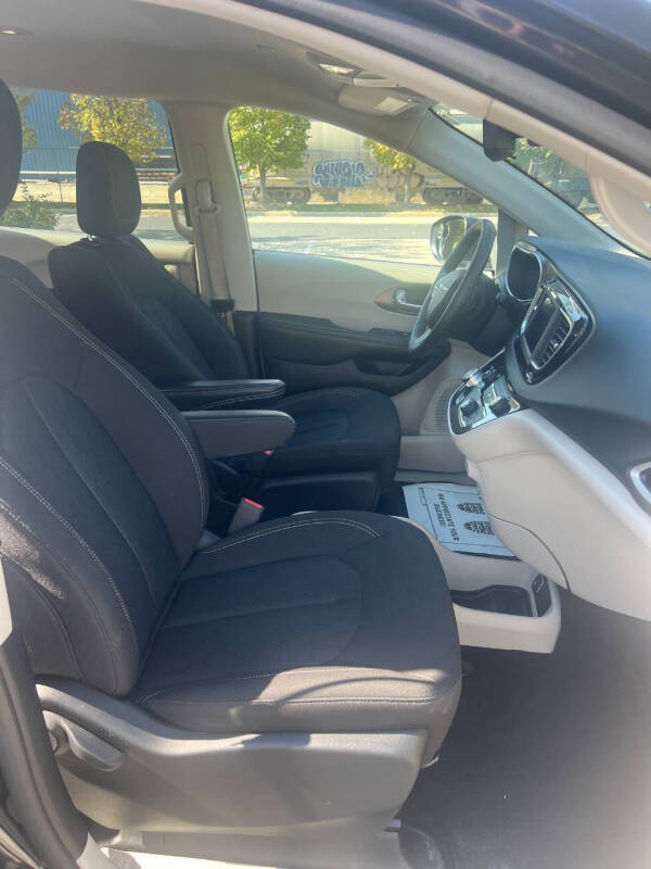 2023 Chrysler Voyager LX