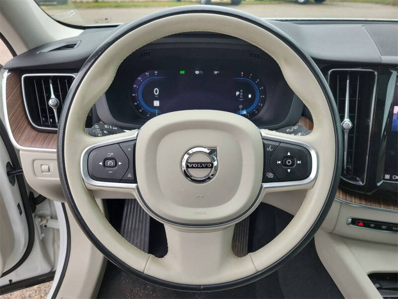 2022 Volvo XC60 B5 Momentum