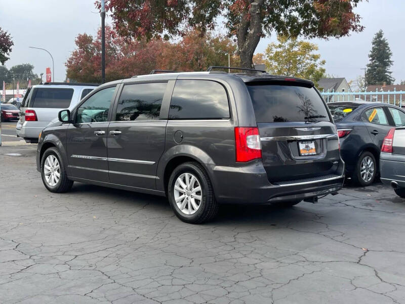2015 Chrysler Town and Country Limited Platinum