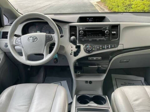 2013 Toyota Sienna XLE 7-Passenger Auto Access Seat