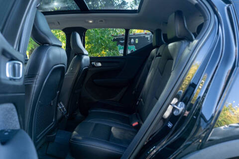 2024 Volvo XC40 B5 Ultimate Dark Theme