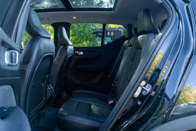 2024 Volvo XC40 B5 Ultimate Dark Theme