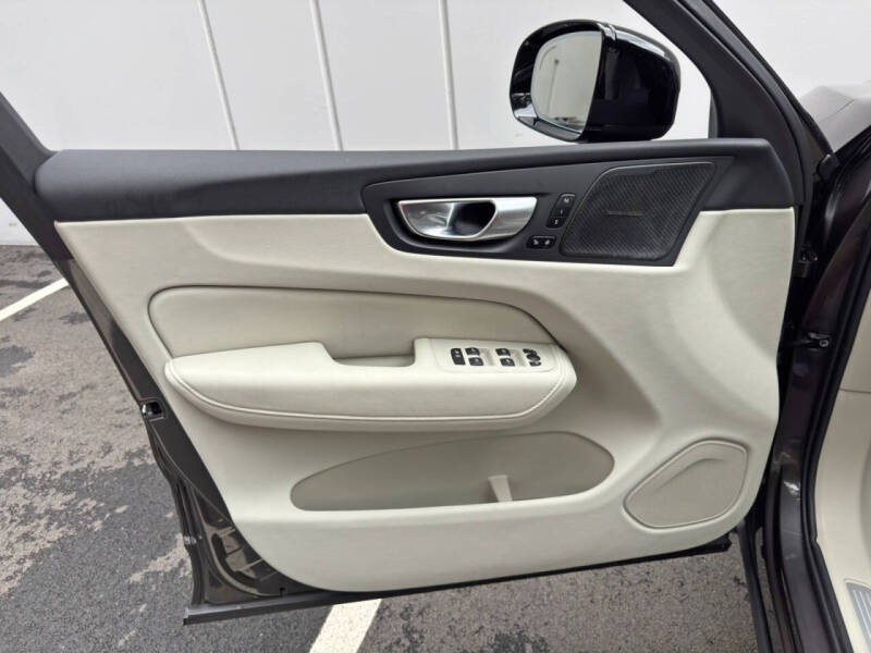 2025 Volvo XC60 B5 Plus Dark Theme