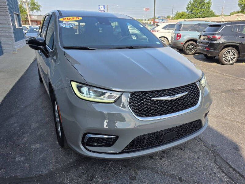 2025 Chrysler Pacifica Select