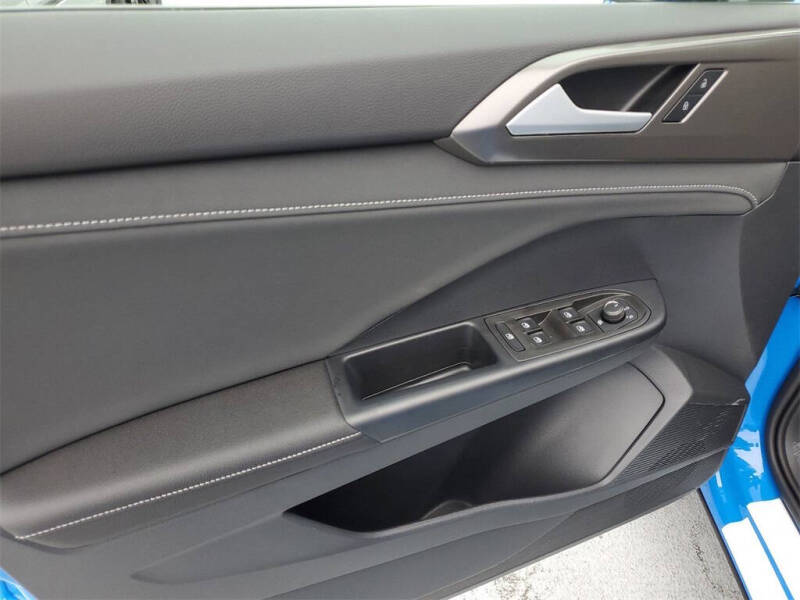 2025 Volkswagen Taos SE Black 4Motion