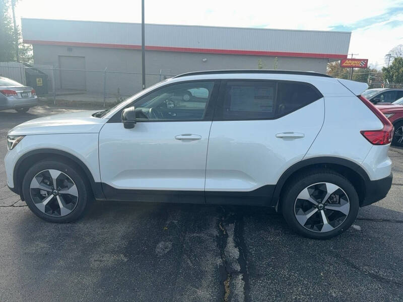 2025 Volvo XC40 B5 Plus Dark Theme