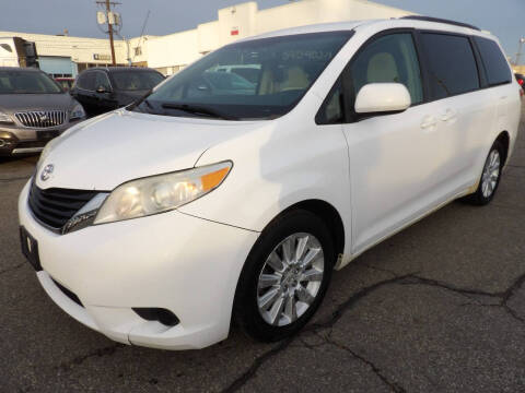 2012 Toyota Sienna LE 7-Passenger