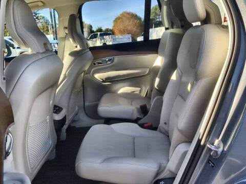 2022 Volvo XC90 T6 Momentum 6-Passenger