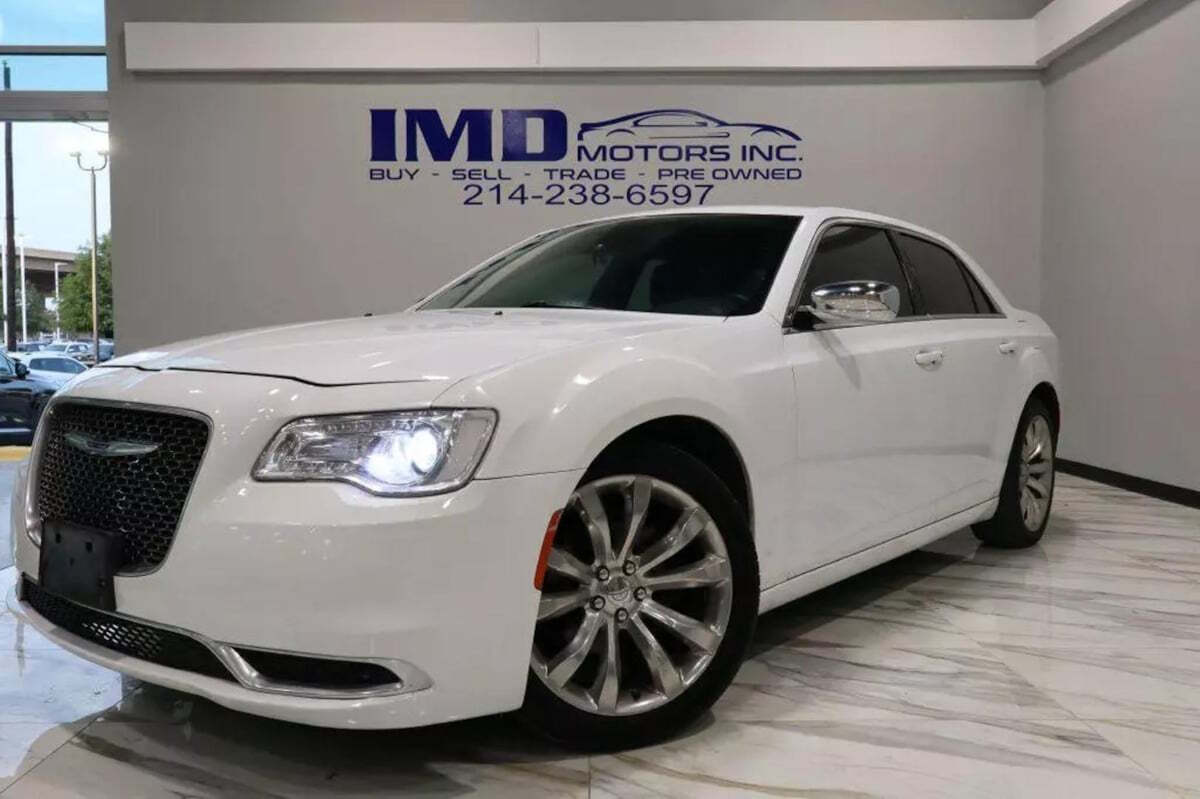 2019 Chrysler 300 for sale at IMD MOTORS, INC in Dallas, TX