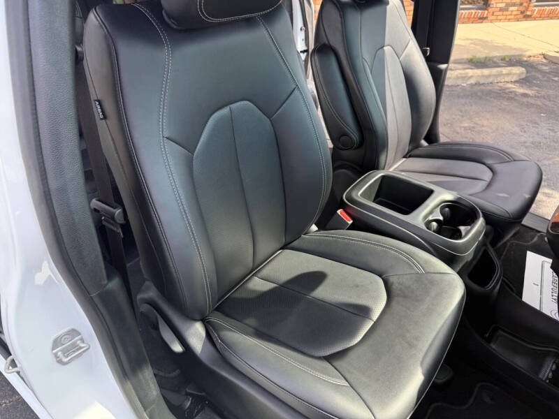2025 Chrysler Pacifica Select