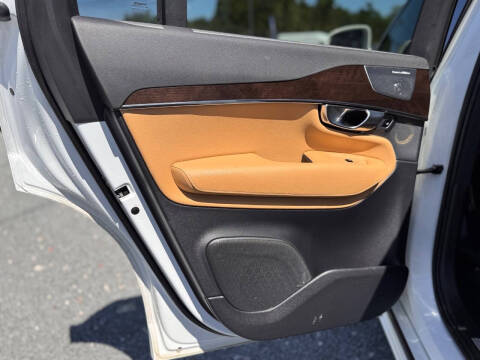 2017 Volvo XC90 T6 Momentum