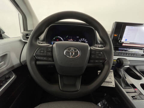 2025 Toyota Sienna LE 8-Passenger