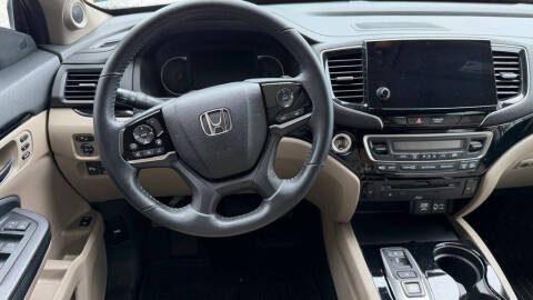 2021 Honda Pilot Touring w/Rear Captain's Chairs