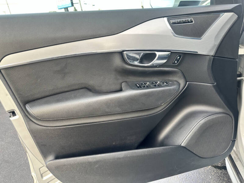 2016 Volvo XC90 T5 Momentum