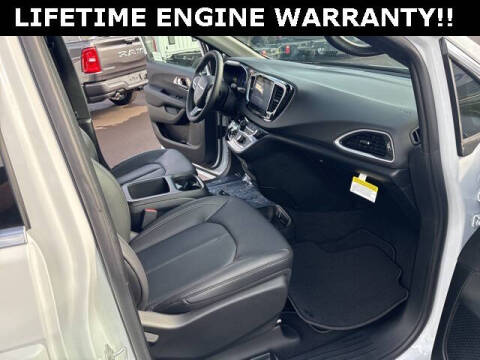 2025 Chrysler Voyager LX