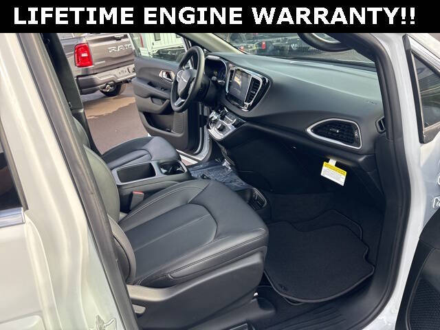 2025 Chrysler Voyager LX