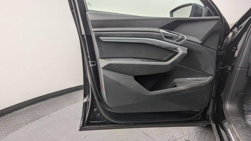 2023 Audi e-tron quattro Premium