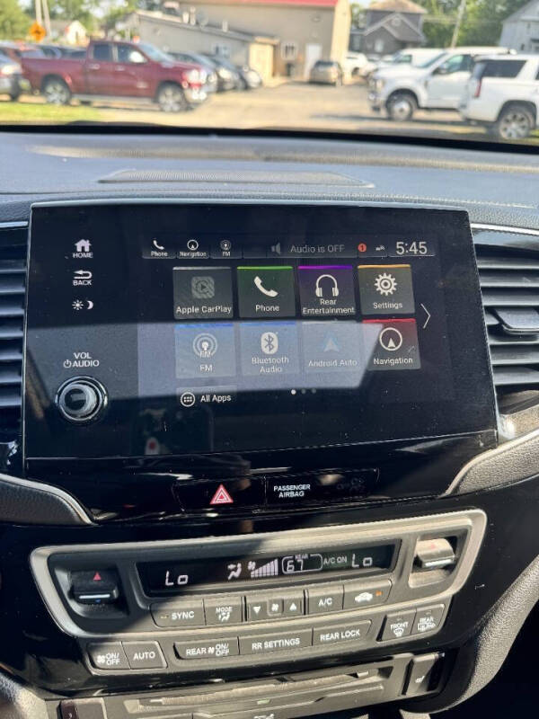 2019 Honda Pilot Touring w/Rear Captain's Chairs