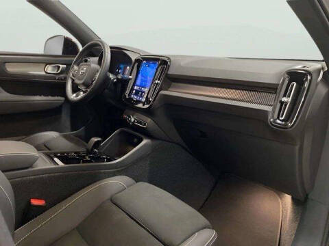 2025 Volvo XC40 B5 Plus Dark Theme
