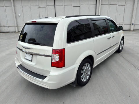 2013 Chrysler Town and Country Touring