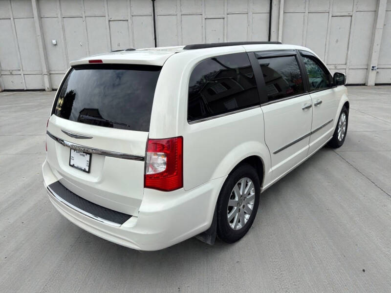 2013 Chrysler Town and Country Touring