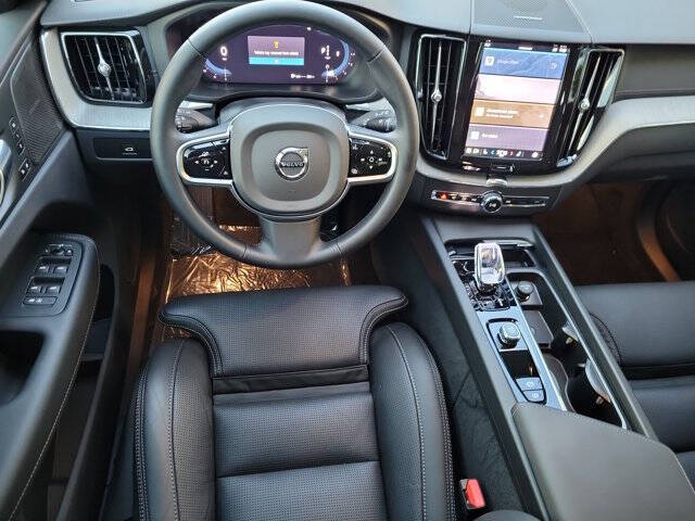 2025 Volvo XC60 B5 Ultra Dark Theme