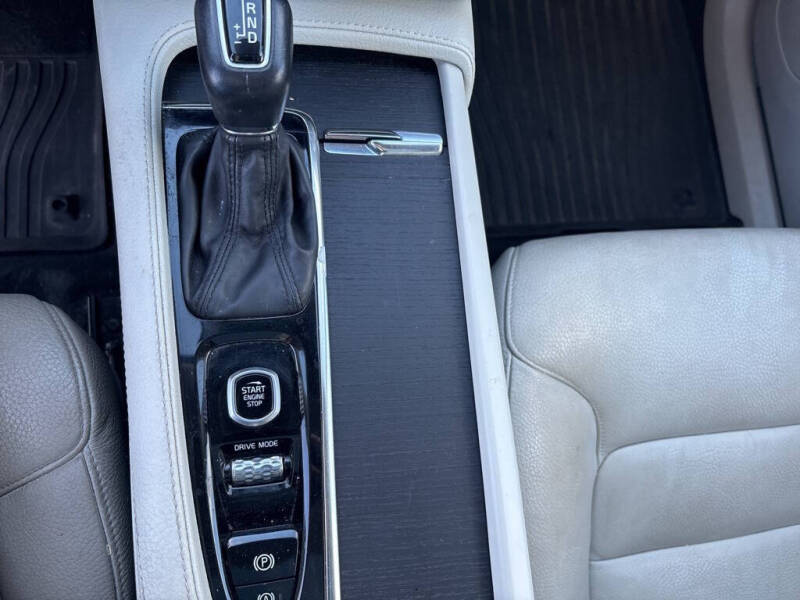 2020 Volvo XC90 T6 Momentum 6-Passenger