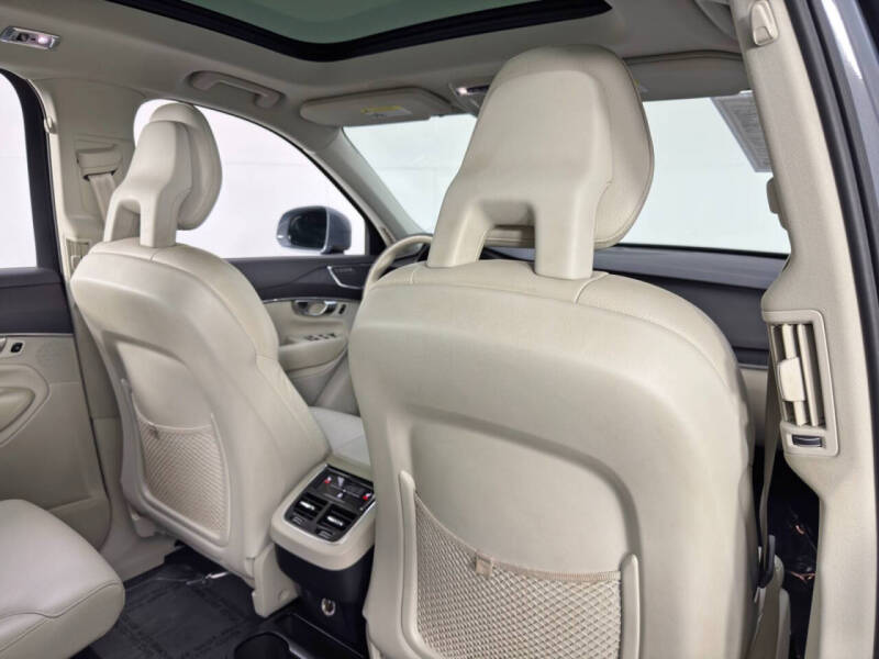 2020 Volvo XC90 T6 Momentum 6-Passenger