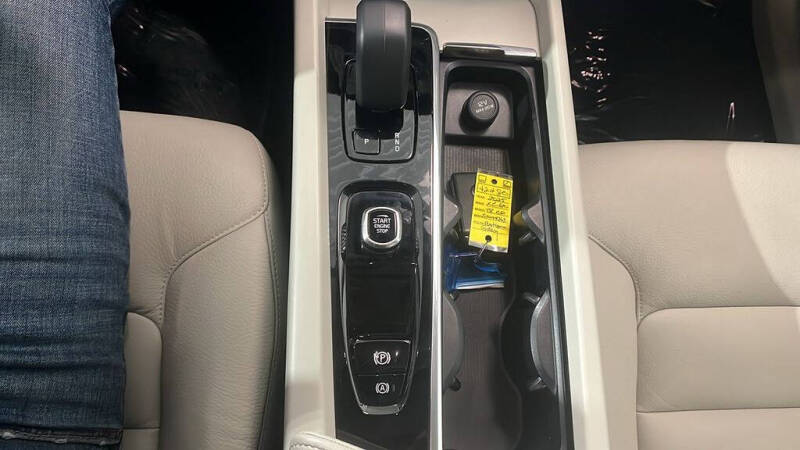 2025 Volvo XC60 T8 Core Dark Theme