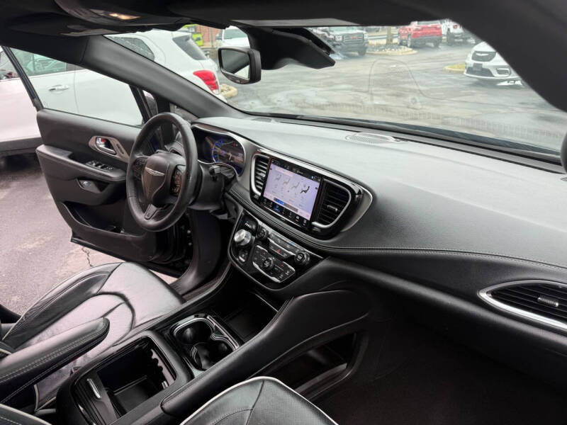 2024 Chrysler Pacifica Plug-In Hybrid Premium S Appearance