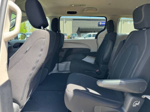 2022 Chrysler Voyager LX