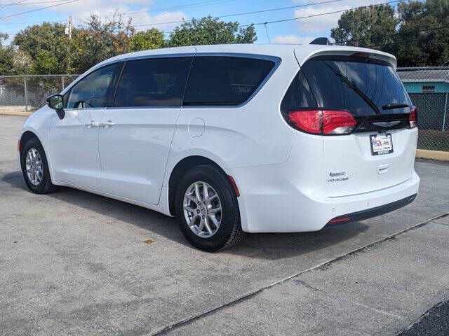 2025 Chrysler Voyager LX